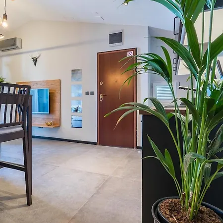 M Apartment Split